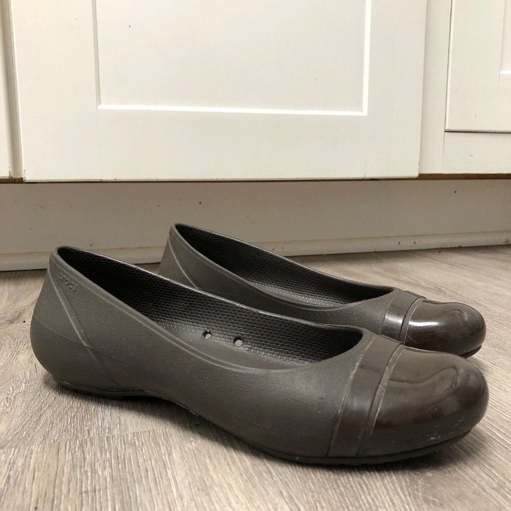 Crocs Womens Size 7 Brown Patent Cap Toe Ballet Flats Waterproof Mary Jane Shoes